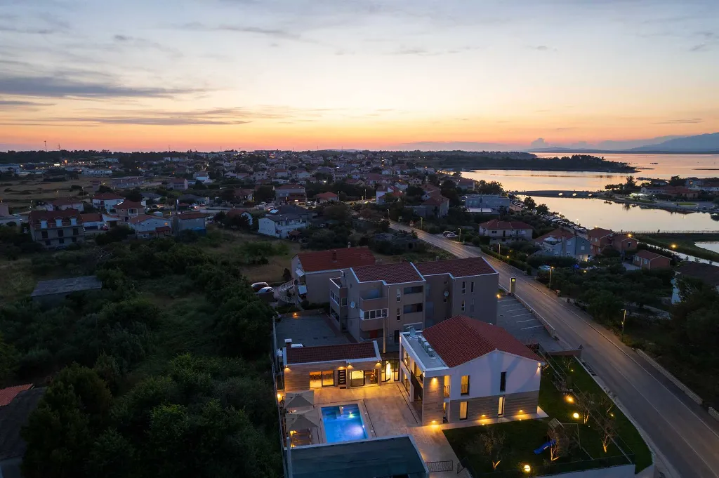 4-Bedroom Villa in Nin with Pool & Spa Zone