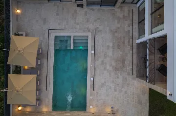 4-Bedroom Villa in Nin with Pool & Spa Zone