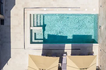 4-Bedroom Villa in Nin with Pool & Spa Zone