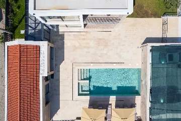 4-Bedroom Villa in Nin with Pool & Spa Zone