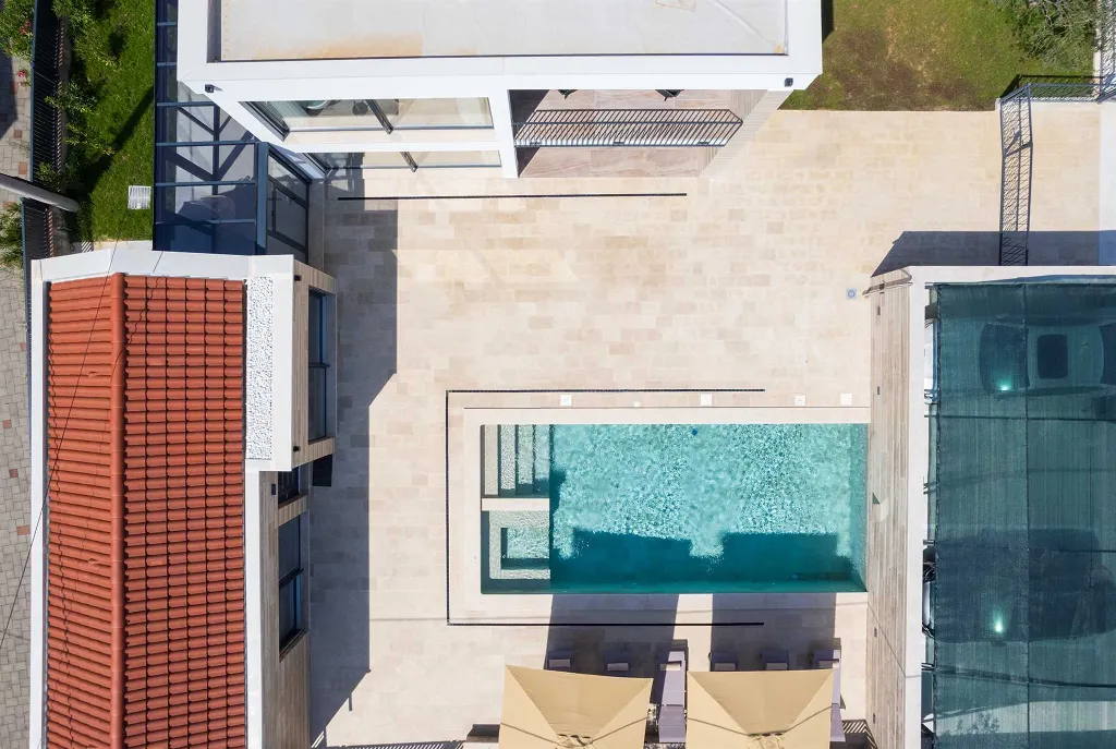 4-Bedroom Villa in Nin with Pool & Spa Zone