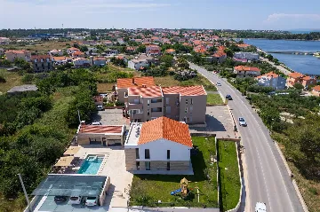 4-Bedroom Villa in Nin with Pool & Spa Zone