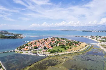 4-Bedroom Villa in Nin with Pool & Spa Zone