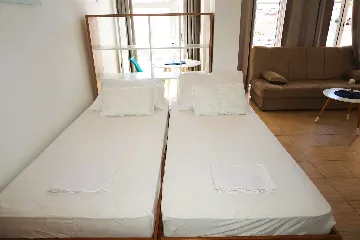 Apartment for 4 Guests with Balcony in Privlaka