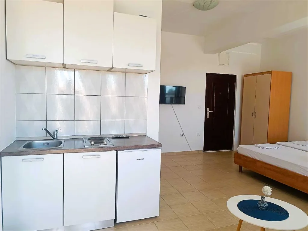 Apartment for 4 Guests with Balcony in Privlaka