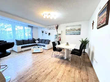 Balcony Apartment for 4 Guests in Zadar