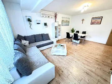 Balcony Apartment for 4 Guests in Zadar