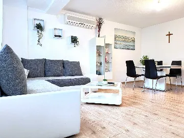 Balcony Apartment for 4 Guests in Zadar
