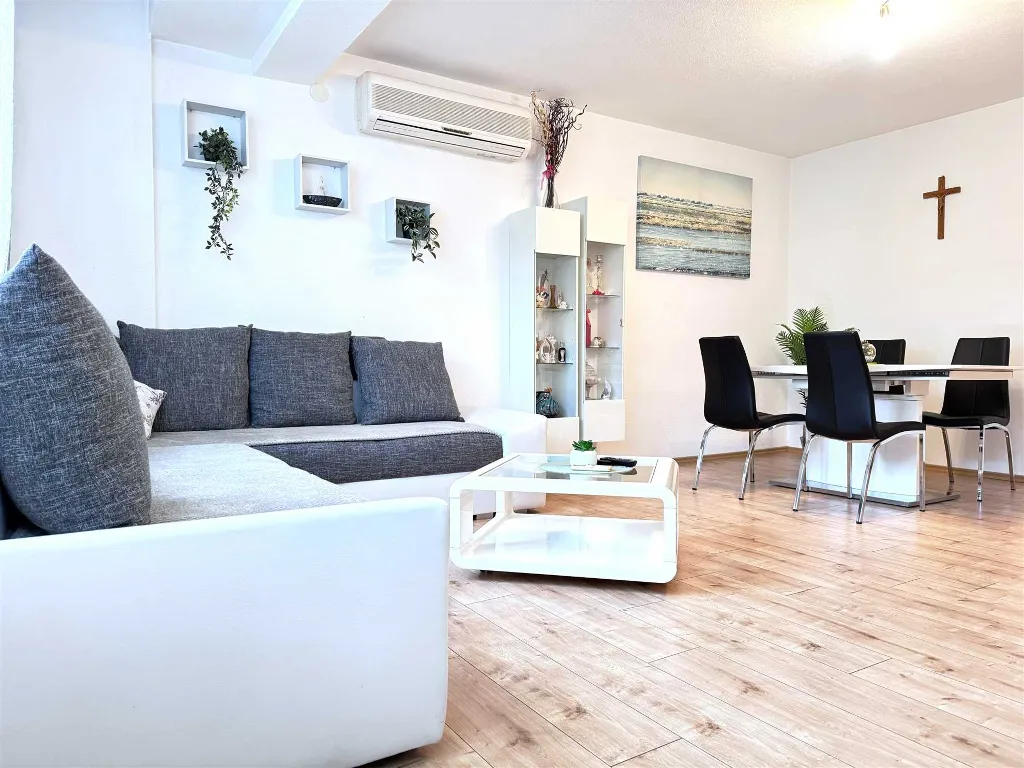 Balcony Apartment for 4 Guests in Zadar