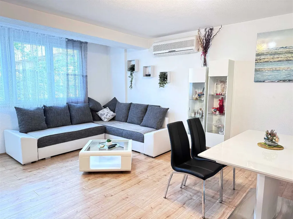 Balcony Apartment for 4 Guests in Zadar