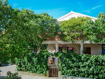 Air-Conditioned 2-Bedroom Apartment in Vodice