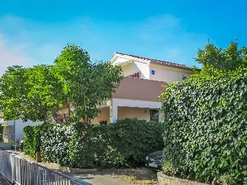 Air-Conditioned 2-Bedroom Apartment in Vodice