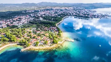 Mobile Home with Terrace and Shared Pool in Pirovac