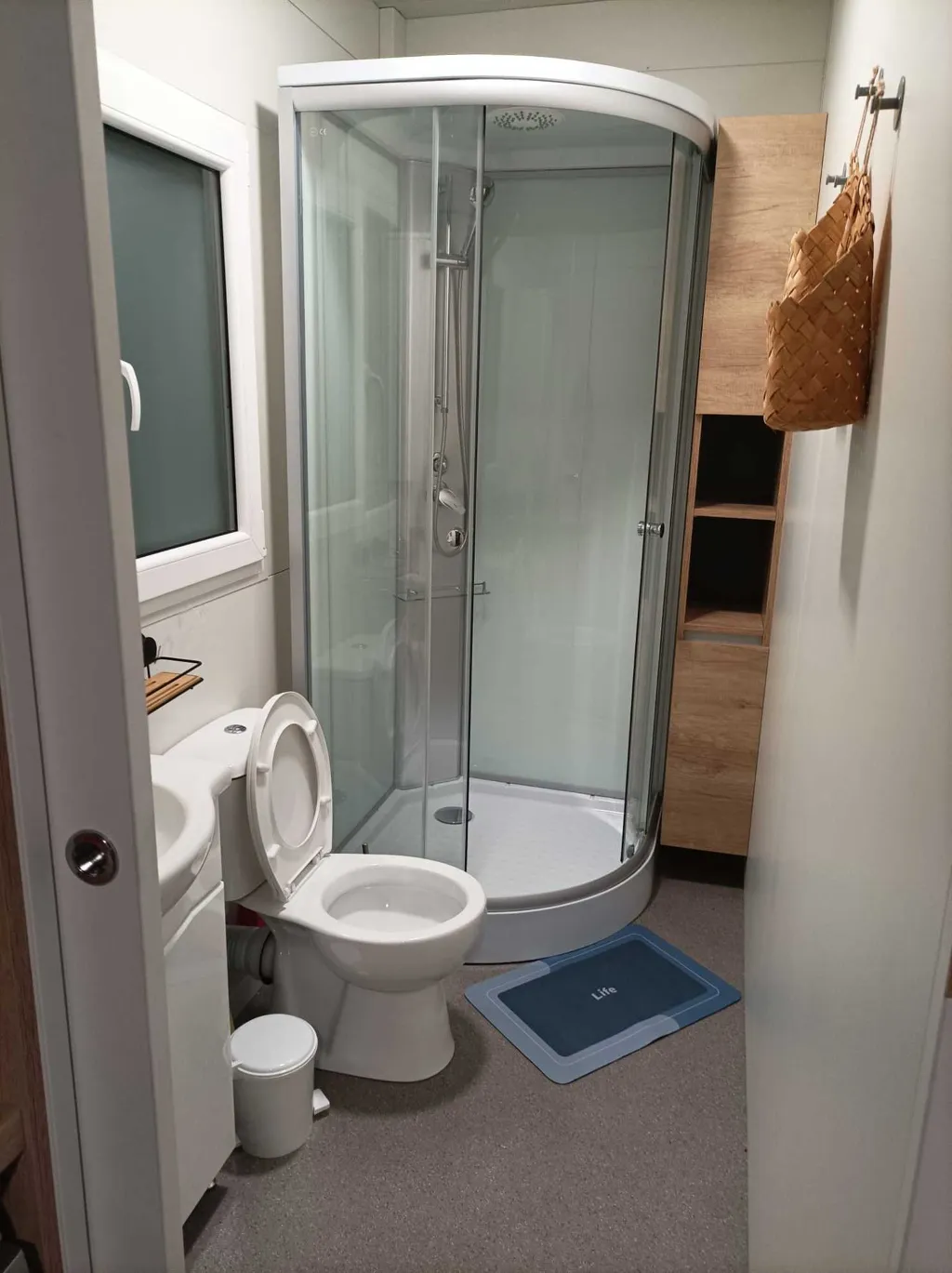 Mobile Home with Terrace and Shared Pool in Pirovac