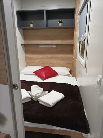 Mobile Home with Terrace and Shared Pool in Pirovac