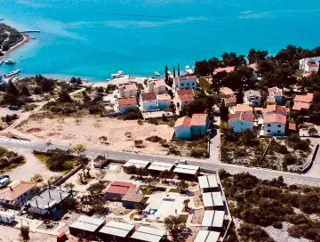 Mobile Home with Terrace and Shared Pool in Pirovac