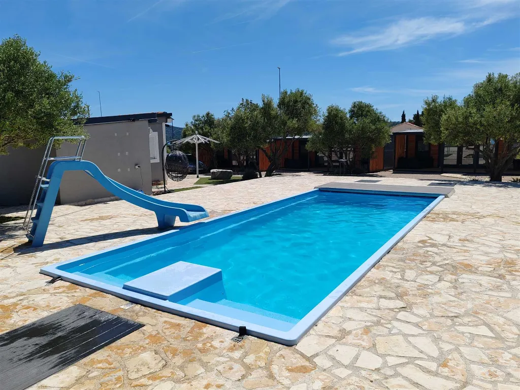 Mobile Home with Terrace and Shared Pool in Pirovac