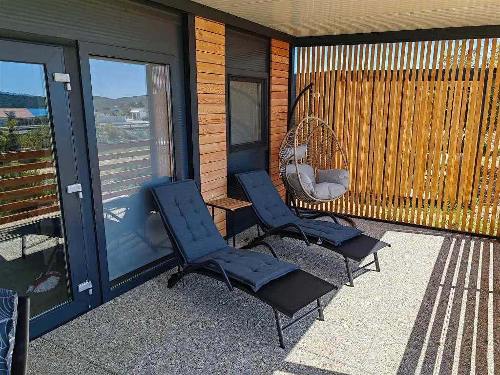 Mobile Home with Terrace and Shared Pool in Pirovac