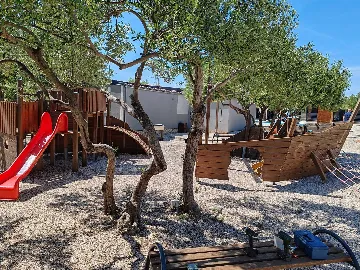 Mobile Home with Terrace and Shared Pool in Pirovac