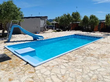 Mobile Home with Terrace and Shared Pool in Pirovac