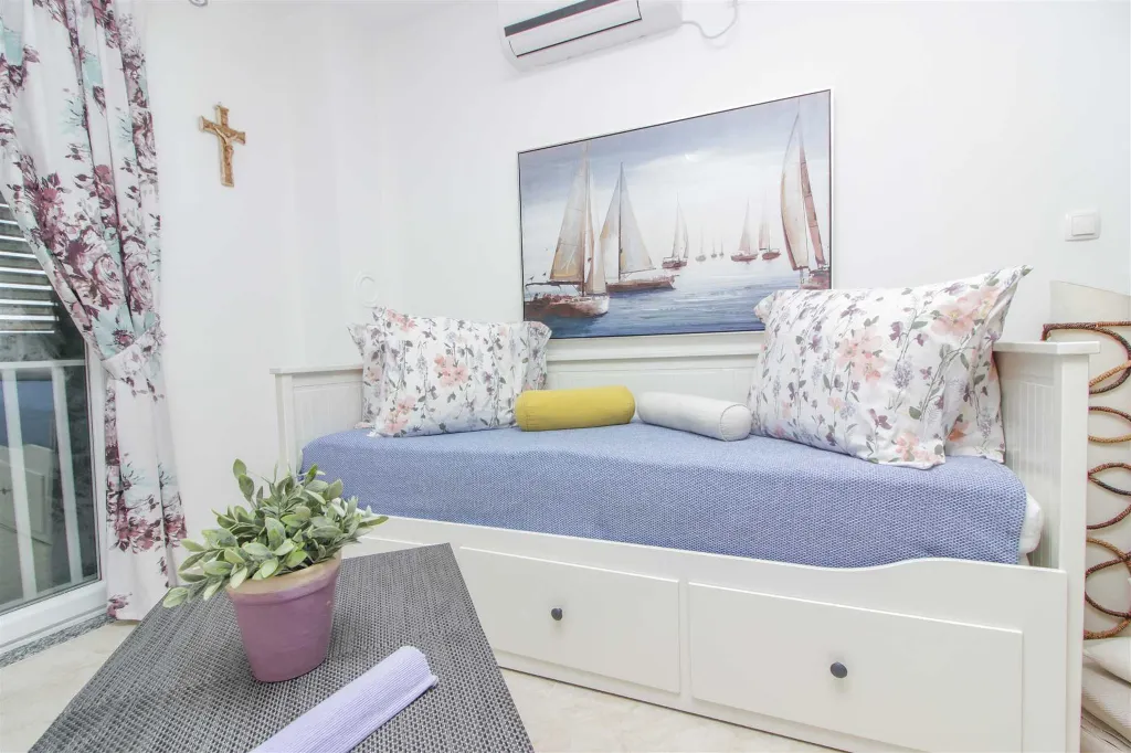 Apartment with Sea View in Nin for 4 Guests