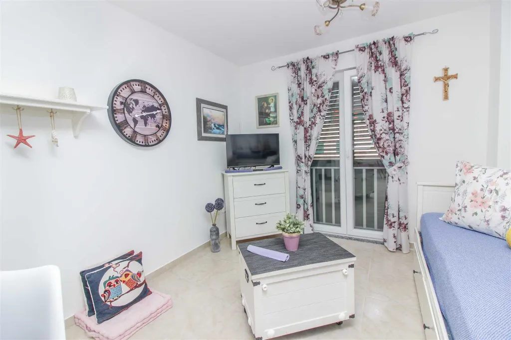 Apartment with Sea View in Nin for 4 Guests