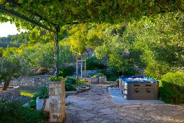 Baška Voda Holiday House with Jacuzzi for 2