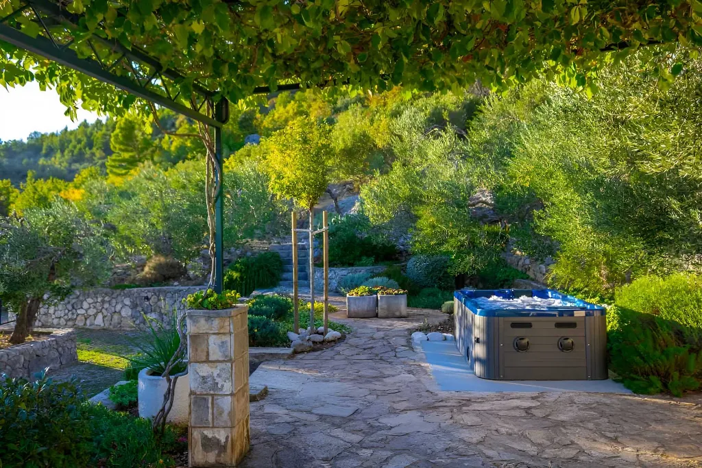 Baška Voda Holiday House with Jacuzzi for 2