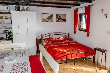 Baška Voda Holiday House with Jacuzzi for 2