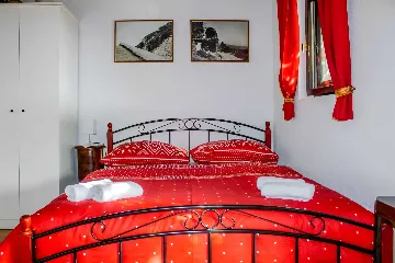 Baška Voda Holiday House with Jacuzzi for 2