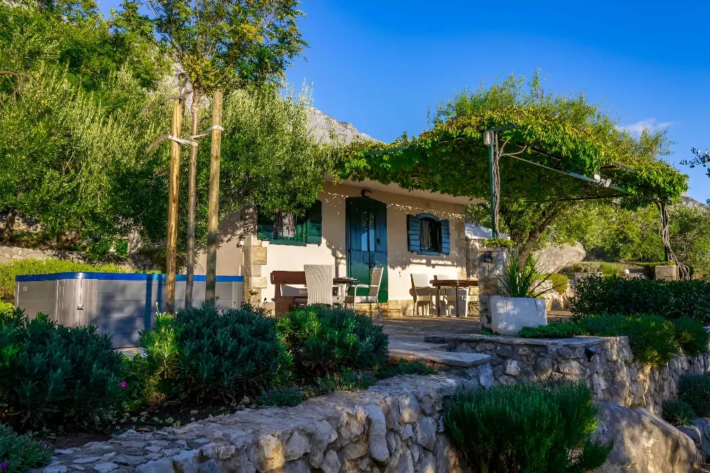 Baška Voda Holiday House with Jacuzzi for 2