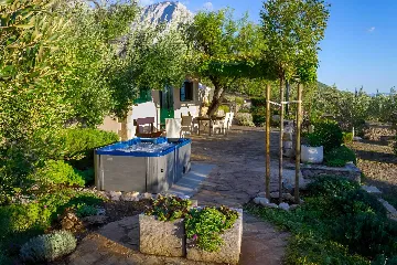 Baška Voda Holiday House with Jacuzzi for 2