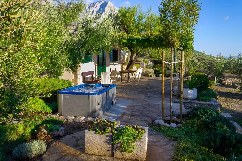 Baška Voda Holiday House with Jacuzzi for 2