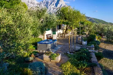 Baška Voda Holiday House with Jacuzzi for 2