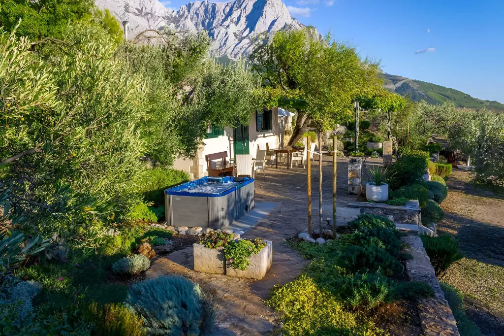 Baška Voda Holiday House with Jacuzzi for 2