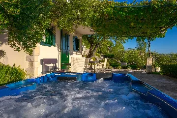 Baška Voda Holiday House with Jacuzzi for 2