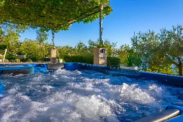 Baška Voda Holiday House with Jacuzzi for 2