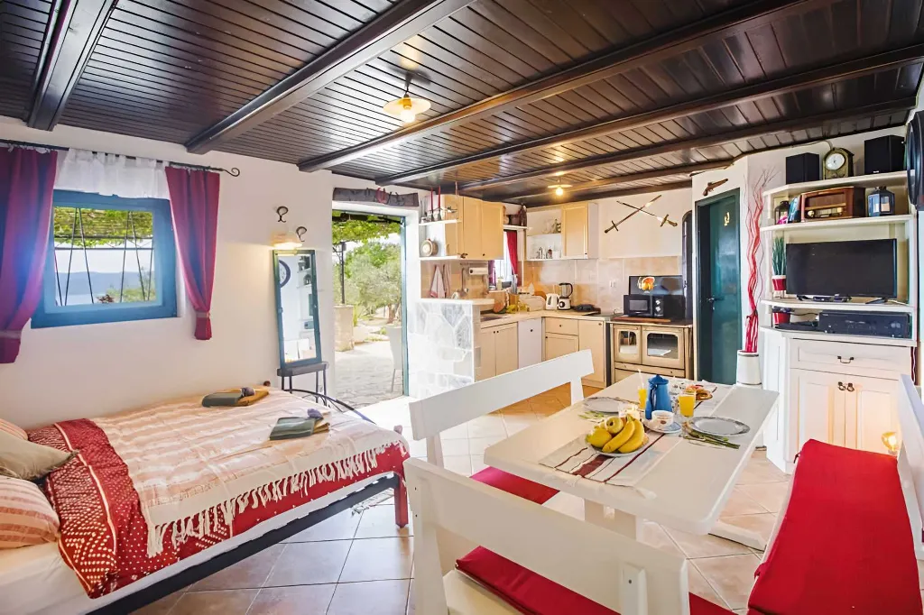 Baška Voda Holiday House with Jacuzzi for 2