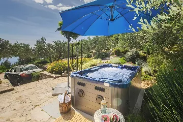 Baška Voda Holiday House with Jacuzzi for 2