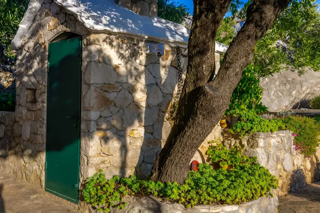 Baška Voda Holiday House with Jacuzzi for 2