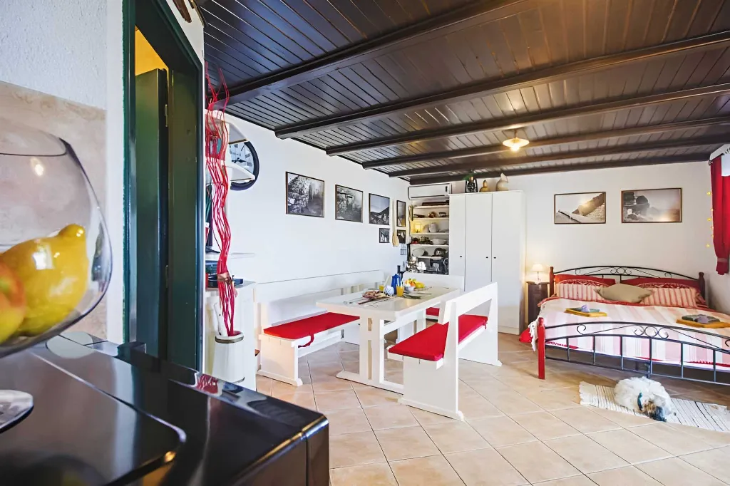 Baška Voda Holiday House with Jacuzzi for 2