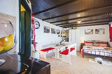 Baška Voda Holiday House with Jacuzzi for 2