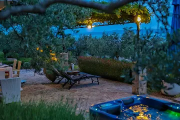 Baška Voda Holiday House with Jacuzzi for 2