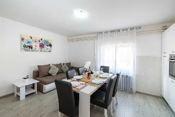 Holiday House in Suhovare for Up to 14 Guests