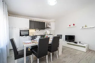 Holiday House in Suhovare for Up to 14 Guests