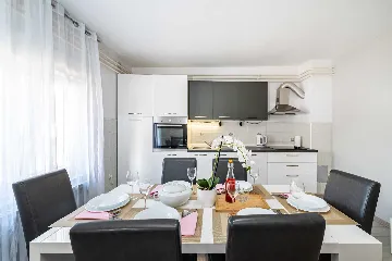 Holiday House in Suhovare for Up to 14 Guests