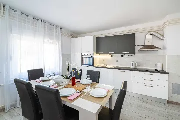 Holiday House in Suhovare for Up to 14 Guests