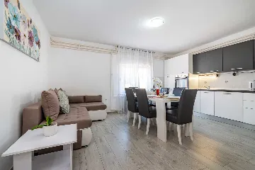 Holiday House in Suhovare for Up to 14 Guests