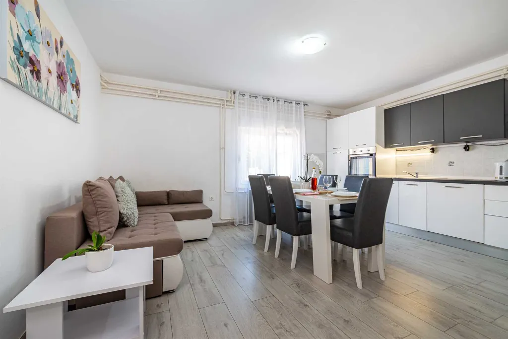 Holiday House in Suhovare for Up to 14 Guests