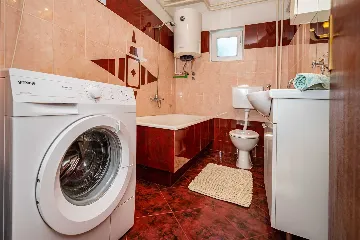 Holiday House in Suhovare for Up to 14 Guests